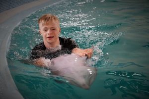 Igor pływa z delfinem