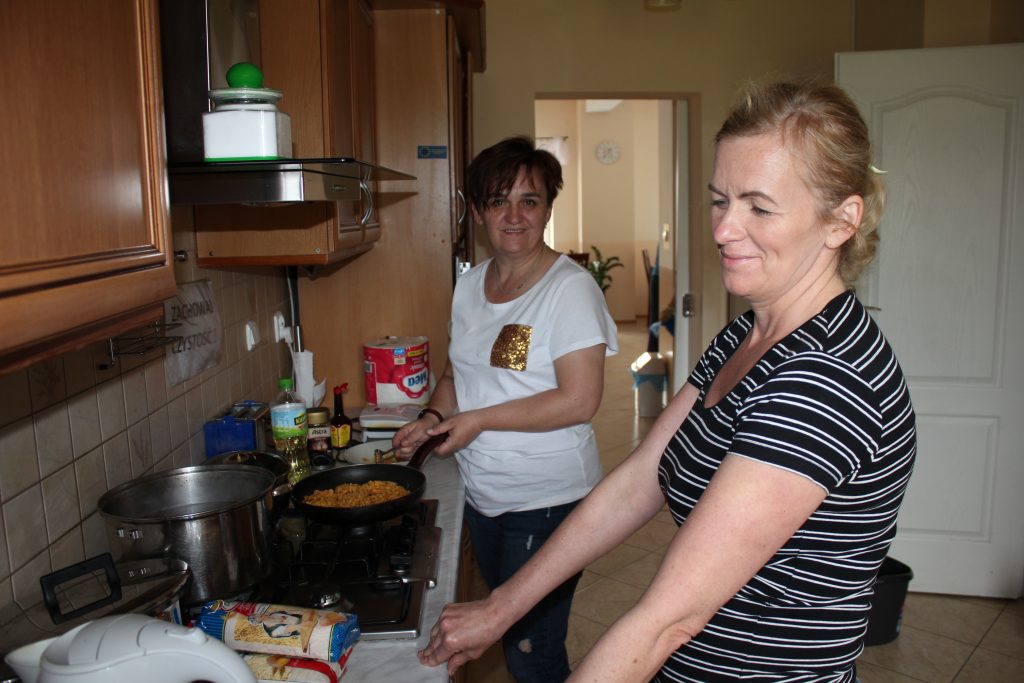 Grażyna i Angelika w kuchni